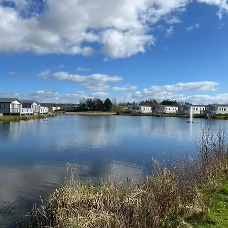 Village de vacances Lakeside Location, Sleeps 8, 3 Bedrooms, Fully Glazed Wrap Around Decking, Haven Lakeland, District *