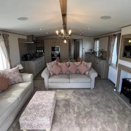 Lakeside Location, Sleeps 8, 3 Bedrooms, Fully Glazed Wrap Around Decking, Haven Lakeland, District ホリデーパーク