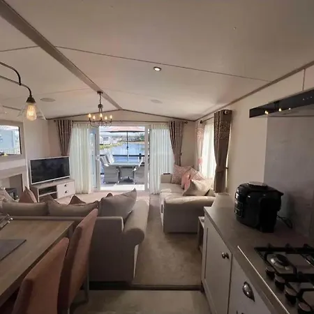 Lakeside Location, Sleeps 8, 3 Bedrooms, Fully Glazed Wrap Around Decking, Haven Lakeland, District