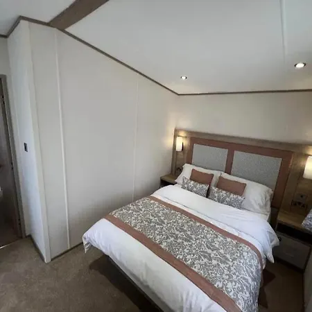 Lakeside Location, Sleeps 8, 3 Bedrooms, Fully Glazed Wrap Around Decking, Haven Lakeland, District